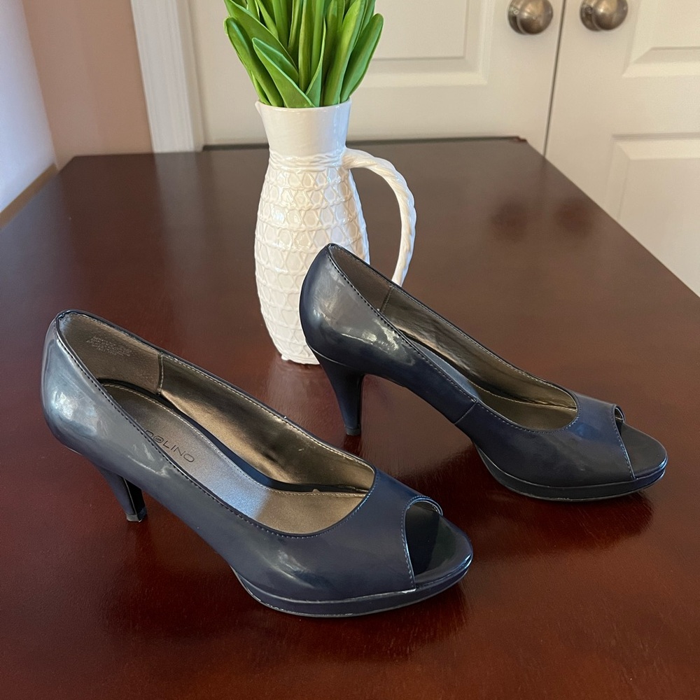 Elegant Bandolino Navy Peep-Toe Heels
